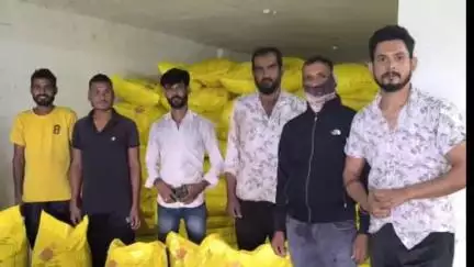 चौरई: कृषि विभाग की टीम ने सोमवार को चौरई नगर में खाद-बीज की दुकानों का निरीक्षण किया