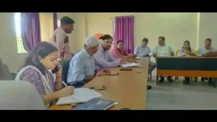 कोचस: कोचस प्रखंड मुख्यालय के सभागार भवन में मतदाता सूची विशेष पुनरीक्षण के तहत हुई समीक्षा बैठक