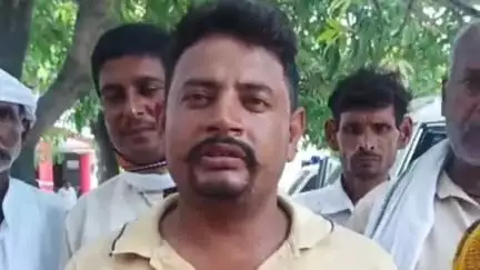 महाराजगंज: हेमछापर गांव के ग्रामीणों ने पुश्तैनी जमीन पर कब्जे के विरोध में डीएम को सौंपा ज्ञापन