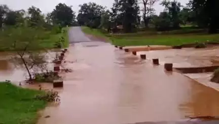 जिले में पिछले 24 घंटों से हो रही रुक-रुक कर मूसलाधार बारिश, कई नदी-नाले उफान पर