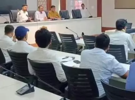 पूर्णिया पूर्व: महानंदा सभागार में जिलाधिकारी ने सामाजिक सुरक्षा पेंशन योजना को लेकर बैठक की, दिए कई दिशा-निर्देश