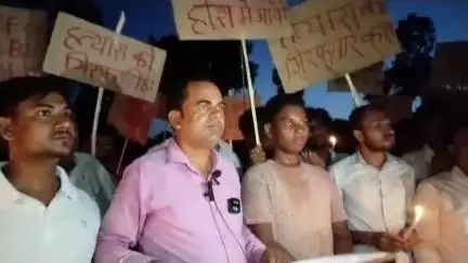 साहेबगंज: साहेबगंज में शिक्षक हत्याकांड: गिरफ्तारी न होने पर निकाला गया कैंडल मार्च