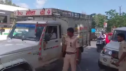 लालगंज: पंचायत उपचुनाव के लिए चुनाव कर्मियों के बीच निर्वाचन सामग्री का वितरण, कई वाहन पकड़े गए