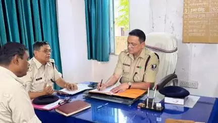 लालगंज: वैशाली SP ने लालगंज अंचल में प्रतिनियुक्त दंडाधिकारियों व पुलिस अधिकारियों के साथ की बैठक
