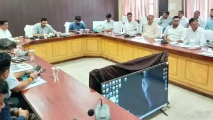 उच्चैन: जिला कलेक्टर ने साप्ताहिक समीक्षा बैठक का आयोजन किया