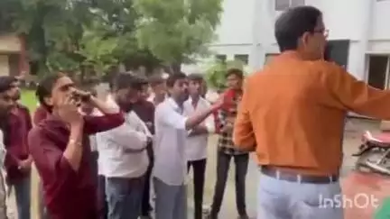 टिमरनी: अखिल भारतीय विद्यार्थी परिषद ने महाविद्यालय की समस्याओं को लेकर ज्ञापन सौंपा