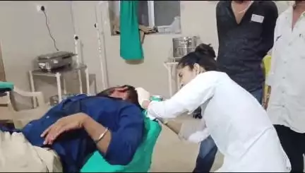 बांसवाड़ा: उपला घंटाला गांव में बाइक अनियंत्रित होकर गड्ढे में गिरी, युवक को सिर पर लगी चोट, एमजी अस्पताल में उपचार जारी