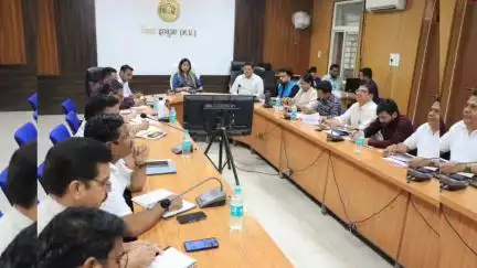 झाबुआ: झाबुआ कलेक्टर नेहा मीना ने समय-सीमा पत्रों की समीक्षा बैठक ली, अधिकारियों को निर्देश दिए