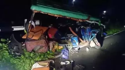 কৃষ্ণনগর ১: কৃষ্ণনগর নবদ্বীপ ঘাট সড়কে শিমুলতলা এলাকায় চারচাকা গাড়ি ও টোটোর মুখোমুখি সংঘর্ষ আহত একাধিক