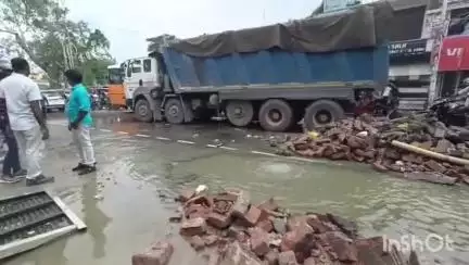 जौनपुर: टीडी कॉलेज के दक्षिणी गेट के सामने गैस और पानी की पाइप फटने से मचा हड़कंप