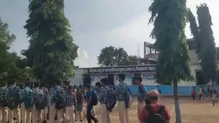 आमला: सीएम राइस विद्यालय की छात्रा निशा पवार को लैपटॉप के लिए मिली ₹25 हजार की प्रोत्साहन राशि