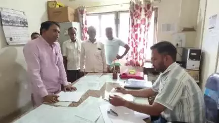 कैलारस: शेख गली में बिजली की समस्या से परेशान लोगों ने JE को दिया ज्ञापन, समाधान न होने पर आंदोलन की चेतावनी