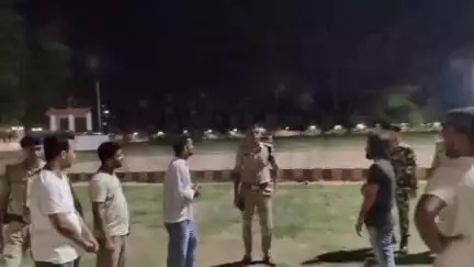 आज दिनांक 07 जुलाई 2025 की रात्रि में पुलिस अधीक्षक महोदय, भोजपुर द्वारा रमना मैदान की सुरक्षा व्यवस्था का औचक निरीक्षण किया गया। निरीक्षण के दौरान आम नागरिकों की चेकिंग की गई एवं सुरक्षा व विधि-व्यवस्था की बारीकी से समीक्षा की गई। साथ ही,