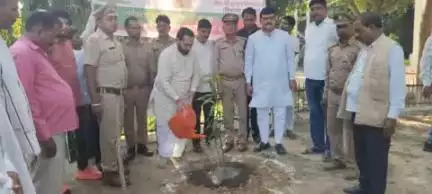 पयागपुर: पयागपुर सीएचसी पर वृक्षारोपण अभियान के तहत भाजपा विधायक ने किया वृक्षारोपण