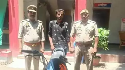 करछना: नैनी पुलिस टीम ने 24 घंटे के अंदर एक शातिर चोर को चोरी की मोटरसाइकिल के साथ आर टी.ओ. मोड़ से गिरफ्तार कर भेजा जेल