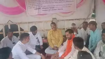 सेनगाव: तहसील येथील नगरसेवक देशमुख यांच्या उपोषणास शिवसेनेचे तालुकाप्रमुख खिल्लारी यांच्यासह पदाधिकाऱ्यांनी दिली भेट