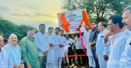 औसा: उजनीतील तेरणा नदीकाठावरल स्मशानभूमी लगत संरक्षण भिंतीच्या बांधकामाचा खासदार निंबाळकर व परीक्षित पवारांच्या हस्ते शुभारंभ