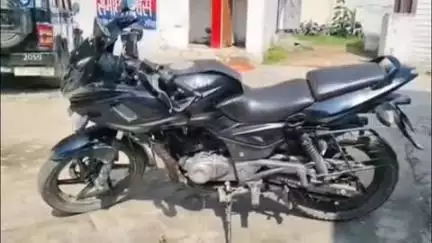 पीलीभीत: जहानाबाद पुलिस ने बेंगलुरु से चोरी हुई मोटरसाइकिल के साथ एक आरोपी को गिरफ्तार किया
