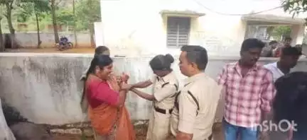 నాగర్ కర్నూల్: ఉరుకొండ పేటలో భూమిని అక్రమంగా రిజిస్ట్రేషన్ చేస్తున్నారని ఎమ్మార్వో కార్యాలయం ఎదుట పెట్రోలు పోసుకుని మహిళ ఆత్మహత్యాయత్నం