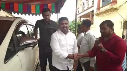 సిరిసిల్ల: గుండెపోటుతో హఠాన్మరణం చెందిన రిపోర్టర్ గరదాస్ ప్రసాద్ కుటుంబాన్ని పరామర్శించిన చొప్పదండి ఎమ్మెల్యే మేడిపల్లి సత్యం