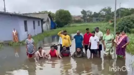 इगतपुरी: शहरातील वसंत पवार नगर येथील घरात घुसले पाणी, नागरिकांचे पाण्यात ठिय्या आंदोलन #jansamasya