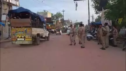 जलेसर: थाना जलेसर पुलिस ने कस्बा में चलाया सघन चेकिंग अभियान, 105 वाहनों के काटे चालान, संदिग्ध वाहनों की चेकिंग