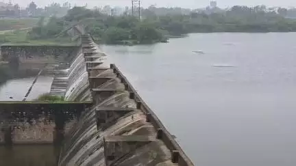 હિંમતનગર: શહેરનો હાથમતી પીકઅપ વીયર ઓવરફ્લો થયો: સિઝનમાં પ્રથમ વાર પીકઅપ વિયર ઓવરફ્લો થયો: શહેરમાંથી પસાર થતી હાથમતી નદી જીવંત બની