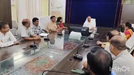मुंगेली: कलेक्ट्रेट सभाकक्ष में कलेक्टर ने ली सोनोग्राफी सेंटर संचालकों की बैठक