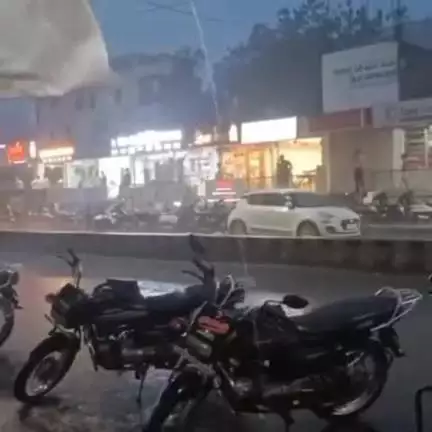 ಕಲಬುರಗಿ: ನಗರದಲ್ಲಿ ನಿರಂತರ ಮಳೆಗೆ ವಾಹನ ಸವಾರರ ಪರದಾಟ