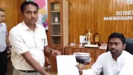 भूपेंद्र क्लब मनेन्द्रगढ़ में 75 वर्ष से रह रहे दुकानदारों की दुकानों पर चला बुलडोजर, पीड़ितों ने कलेक्टर से लगाई गुहार