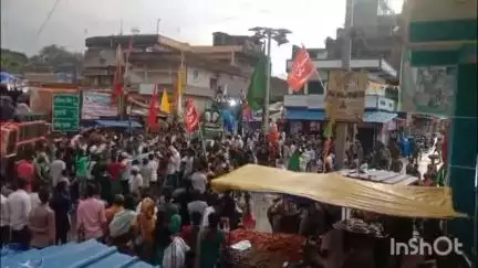 महुआडांड़: प्रखंड मुख्यालय में मुहर्रम के जुलूस में विधायक रामचंद्र सिंह हुए शामिल