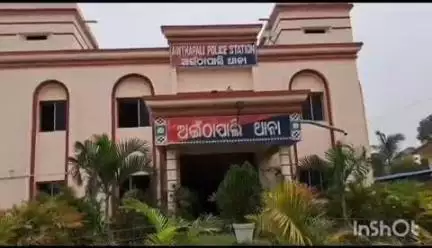ସମ୍ବଲପୁର ମ୍ୟୁନିସିପାଲଟି: ଅଇଁଠାପାଲି ଥାନା ଅନ୍ତର୍ଗତ ପାଞ୍ଚଗଛିଆ ଅଞ୍ଚଳରେ ପାର୍କିଂ କରାଯାଇଥିବା ଏକ ବସ ଚୋରି ଘଟଣା, ଜଣେ ଗିରଫ, ବସ ଜବତ