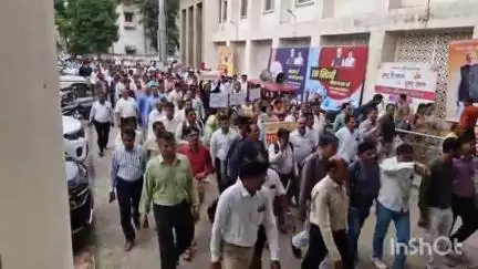 उज्जैन: ई-अटेंडेंस के विरोध में शिक्षकों ने कालिदास अकादमी से प्रशासनिक कार्यालय तक रैली निकालकर ज्ञापन दिया
