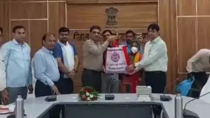झुंझुनू: जिला कलेक्टर ने कलेक्टर सभागार में निक्षय मित्र के रूप में गोद लिए टीबी मरीजों को बांटे पोषण किट