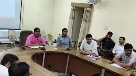 क्लैक्ट्रैट सभागार में साप्ताहिक समीक्षा बैठक में जिला कलक्टर ने दिए निर्देश