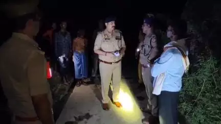 इटावा: सिविल लाइन इलाके तोड़ा गांव में जमीन जोतने को लेकर भाई द्वारा की गई हत्या के घटनास्थल का SSP ने किया निरीक्षण