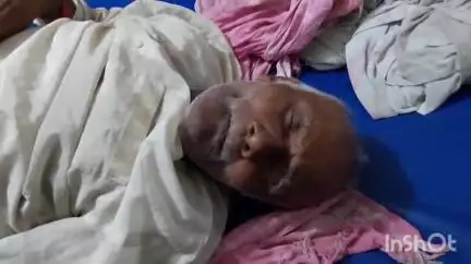 नवादा: नवादा के तीन नंबर बस स्टैंड के पास रोड के किनारे गिरे एक बुजुर्ग को पुलिस ने अस्पताल पहुंचाया, परिवार का नहीं चला पता