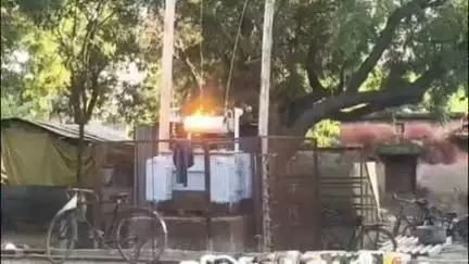 डलमऊ: गदागंज थाना के सामने लगे 100 केवी ट्रांसफार्मर में अचानक आग लग गई