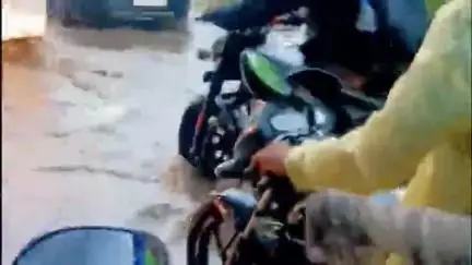 जरीडीह: जैनामोड़-फुसरो मुख्य सड़क मार्ग पर बारिश के जलजमाव से राहगीर परेशान, समाधान की मांग