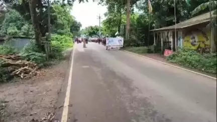 পিংলা: মন্ডলবাড় প্রাথমিক বিদ্যালয়ের পড়ুয়াদের নিয়ে সেফ ড্রাইভ সেভ লাইভ নিয়ে র‍্যালির মাধ্যমে সচেতনতার বার্তা দেওয়া হয় এদিন