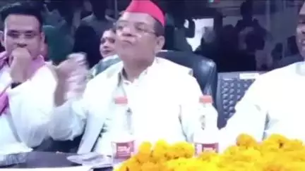 आज़मगढ़: सपा कार्यालय पर मासिक बैठक संपन्न, हवलदार यादव ने कहा- 27 में बनी सपा की सरकार से युवाओं को मिलेगा रोजगार, नौकरी पक्की