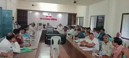 नरसिंहगढ़: नरसिंहगढ़ में कलेक्टर ने समय अवधि पत्रों व सीएम हेल्पलाइन की समीक्षा की, ई-केवाईसी न कराने पर कर्मचारियों का वेतन रुकेगा