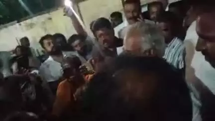 தென்காசி: சாலை வசதி மின்சார வசதி உள்ளிட்டஅடிப்படை வசதிகள் இல்லை என்று கூறி நரிக்குறவசமூக மக்கள் அமைச்சரிடம் முறையீடு.