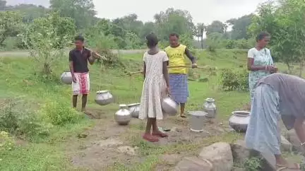 महेशपुर: महेशपुर प्रखंड के बाबूदाहा पंचायत के सिंघना गांव के लोग आज भी गंदे कुएं का दूषित पानी पीने को है मजबूर
#jansamasya
