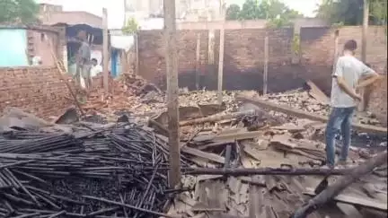 सुल्तानगंज: घाट रोड गोपाल रोड के पास वार्ड संख्या चार में शॉर्ट सर्किट से आग, लाखों की संपत्ति जली
