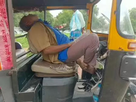 ದಾವಣಗೆರೆ: ನಗರದಲ್ಲಿ ಪ್ರಯಾಣಿಕರಿಗಾಗಿ ಆಟೋದಲ್ಲಿ ಕಾದು ಕುಳಿತಿದ್ದ ವ್ಯಕ್ತಿ ಹಠಾತ್ ನಿಧನ: ಹೃದಯಾಘಾತ ಶಂಕೆ