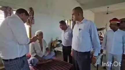 कायमगंज: गांव सिरौली स्थित वृद्धाश्रम का डीएम ने किया औचक निरीक्षण, भोजन की गुणवत्ता की ली जानकारी