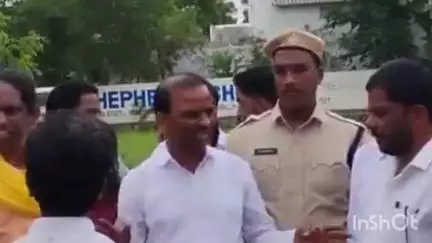 రాజేంద్రనగర్: ఎన్కేపల్లిలో భూములను ఆక్రమించడాన్ని నిరసిస్తూ రైతుల ఆందోళన