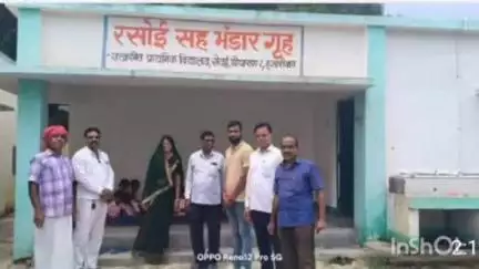 चौपारण: उत्क्रमित प्राथमिक विद्यालय सेवई में मुखिया वीरेंद्र रजक ने रसोई सह भंडार गृह का किया उद्घाटन