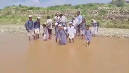 जगाधरी: सढौरा हल्के के गांव जैतपुर स्कूल में अध्यापक ना होने से बच्चे पैदल नदीपार कर पढ़ने केलिए मदरसे में जा रहे #jansamsya